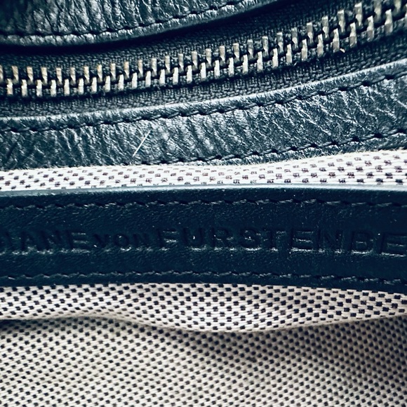 DVF (Diane von Furstenberg) Vintage leather purse with great hard wear/detail. - Picture 4 of 5